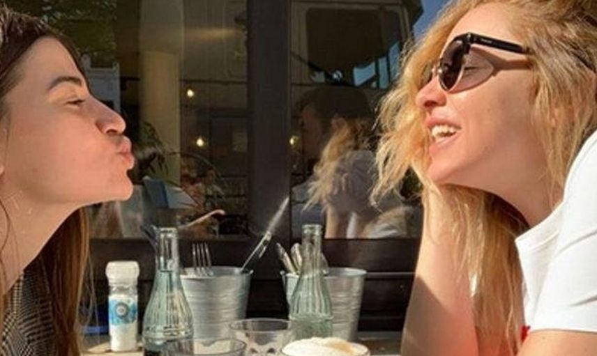 Hadise ve Kardeşi Öyle Pozlar Paylaştı ki
