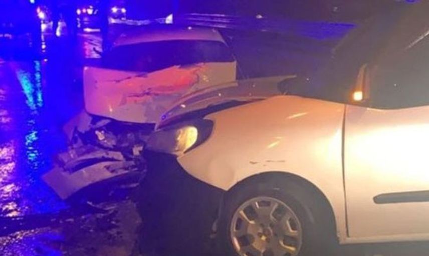 Hafif Ticari Araç Otomobil İle Çarpıştı : 1’i Ağır 5 Yaralı