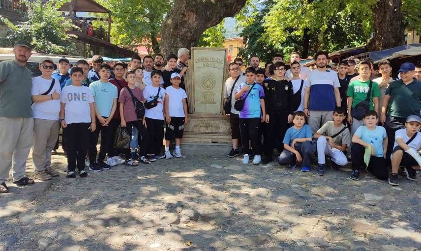 Hafızlık eğitimi tamamlayan öğrenciler tarihi mekânları ziyaret etti