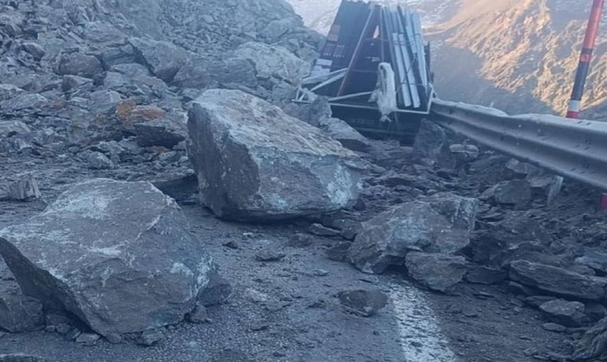 Hakkari-Van kara yolunda heyelan: Kamyonet kayaların altında kaldı! Yaralılar var