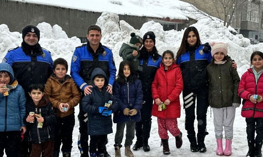 Hakkâri Yüksekova’daki çocuklar, polisle karın keyfini doyasıya çıkardılar!