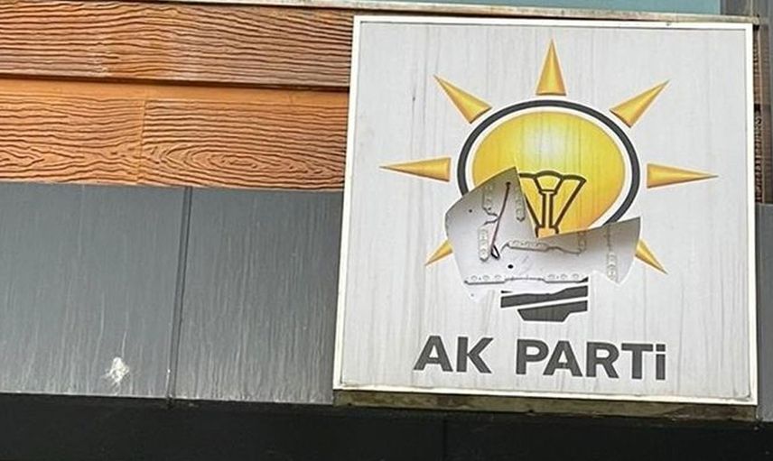 Hakkari'de Ak Parti binasına taşlı saldırı düzenlendi!