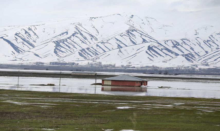Hakkari'de hayat durma noktasında! Yağışlar şehri felç etti!