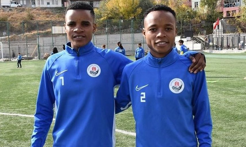 Hakkari'de Top Koşturan 2 Afrikalı Kadın Futbolcu İlgi Odağı Oldular!