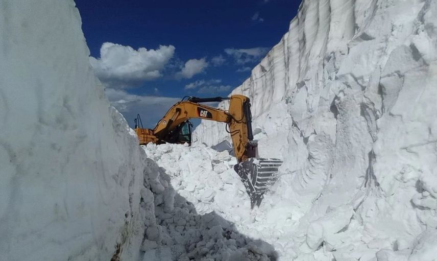 Hakkari’de yazın ortasında karla mücadele: Kar kalınlığı 8 metreyi buldu