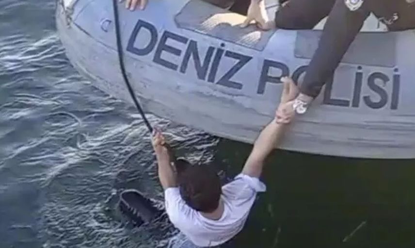 Haliç'te korku dolu anlar! Deniz polisi imdadına yetişti, arkadaşları bu kadarı da olmaz dedirtti
