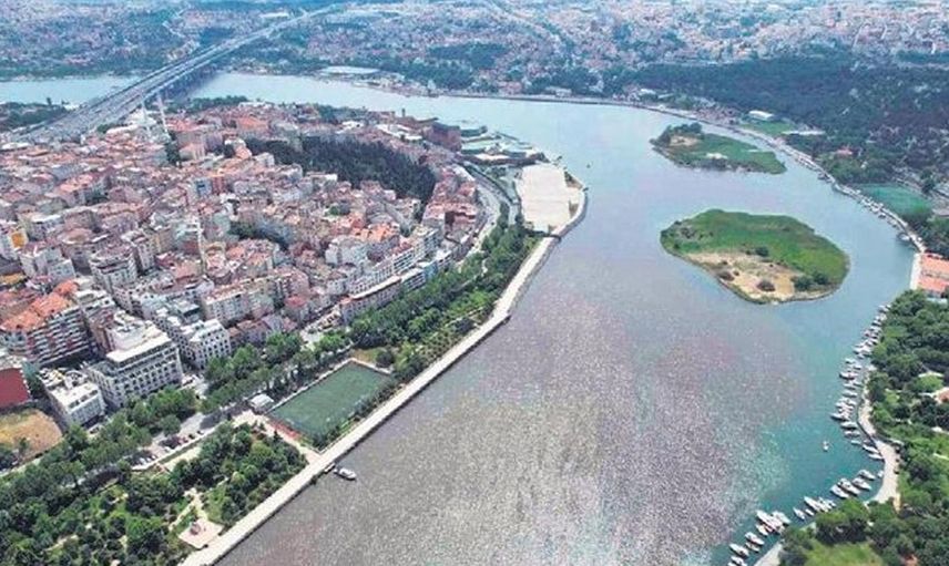 Haliç'te meydana gelen görüntü vatandaşları endişelendiriyor! Adeta çamura büründü!