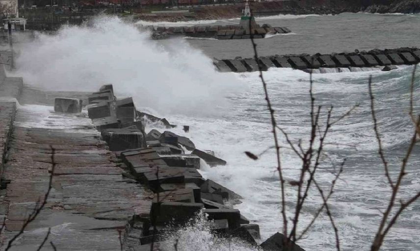 Halk tedirgin oldu: Karadeniz’de dev dalgalar!