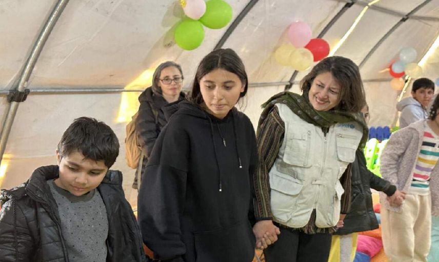 Halk TV’nin deprem yayını tepki çekti: Küçük kız çocuğu canlı yayında ağladı