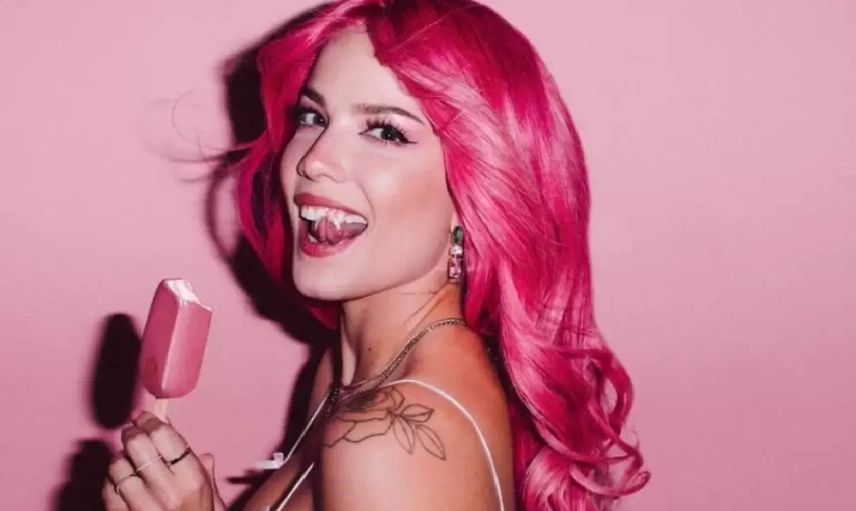 Halsey'den vücut gösterisi geldi! Renkli bikinisi ile cesur pozlar veren Halsey görüntüleri...