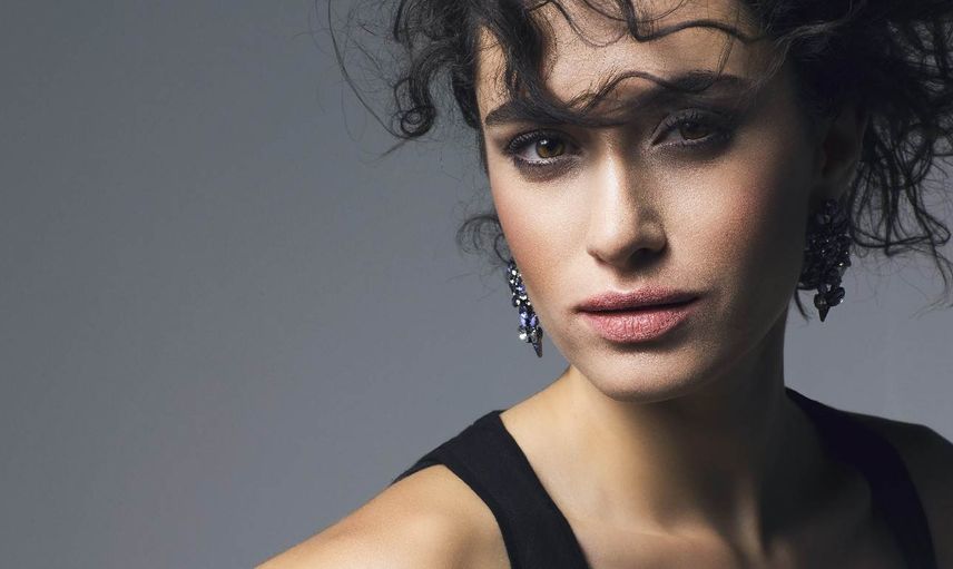 Hande Doğandemir'den hayran bırakan pozlar! Derin bacak dekolteli kumsal pozlarıyla beğenileri topladı
