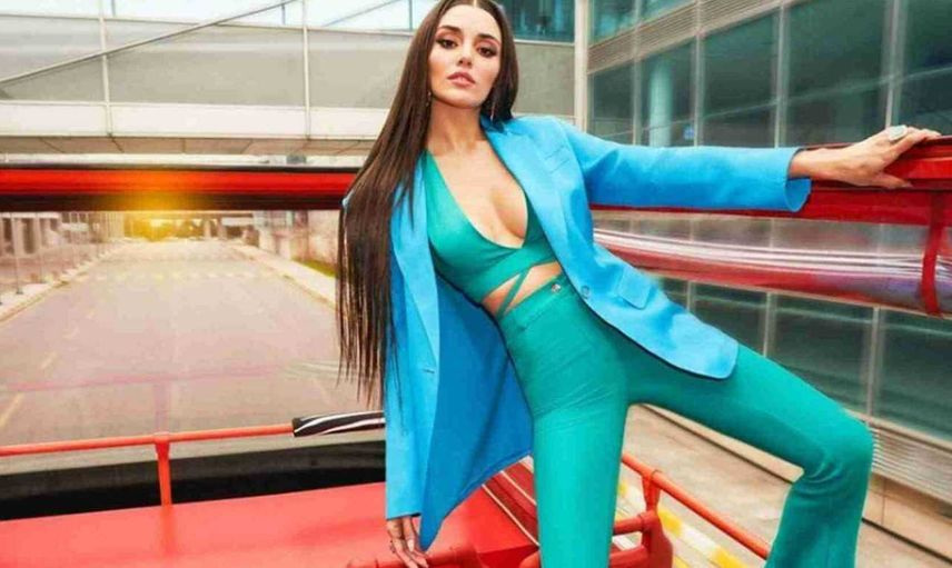 Hande Erçel paylaşımı ile nefesleri kesti! Göğüs dekolteli pozu sosyal medyayı salladı
