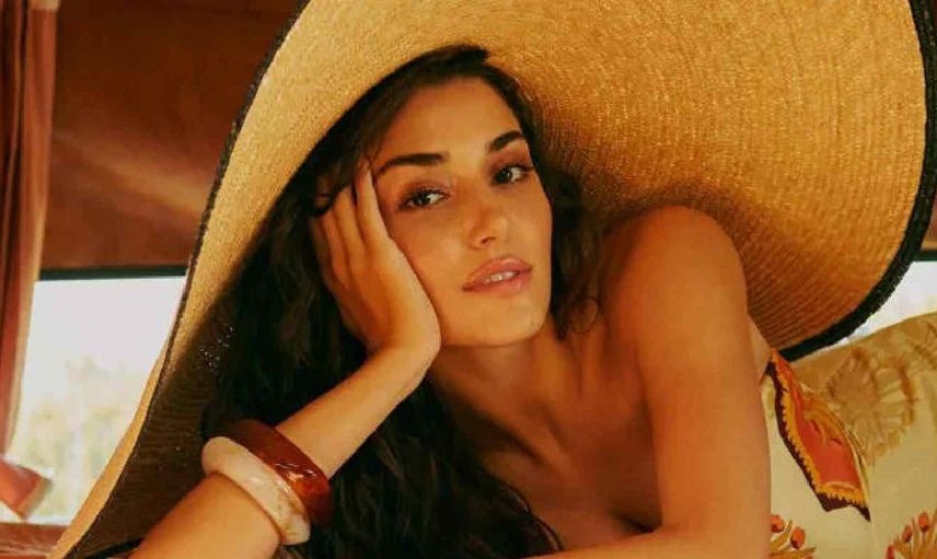 Hande Erçel’den güneşi kıskandıracak pozlar! Can Yaman restinin ardından mini elbisesi ile ateş etti