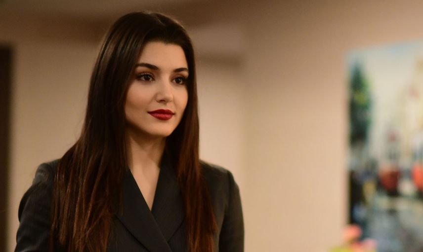 Hande Erçel'in Yıllar Önce Estetiksiz Hali ile Yaptığı Sunuculuk Görüntüleri Ortaya Çıktı!