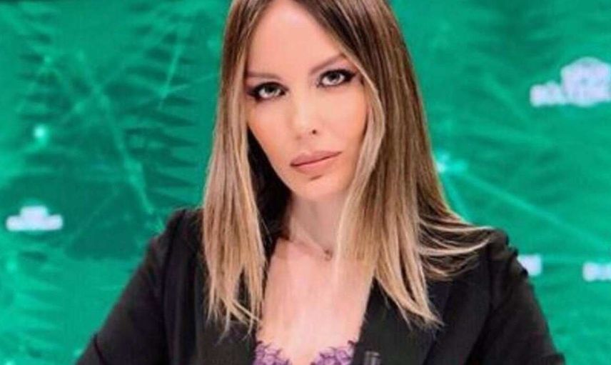 Hande Sarıoğlu giydiği file çorabı için çekiliş yaptı