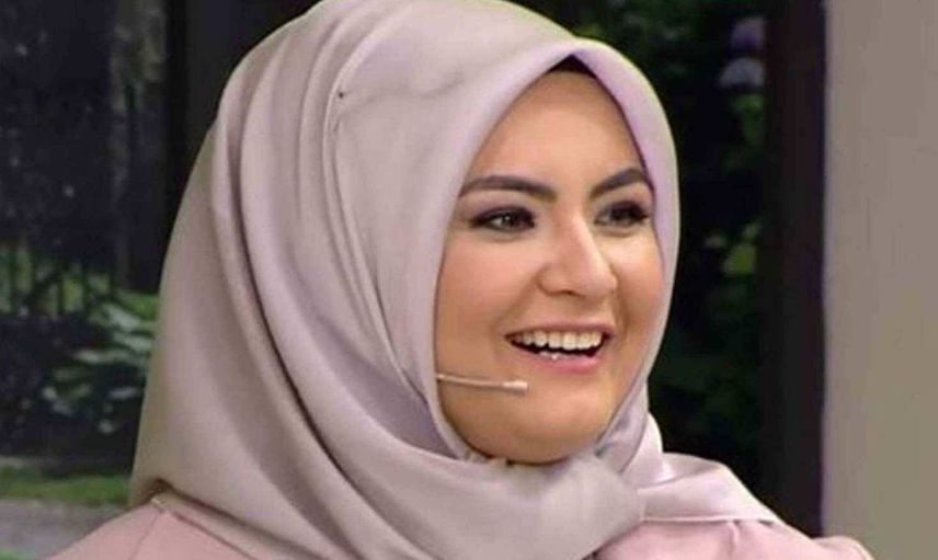 Hanife Gürdal'ın açık cesur pozları çok konuşuluyor! Bu seferde saten pijamasıyla balkonda cesur pozlar verdi