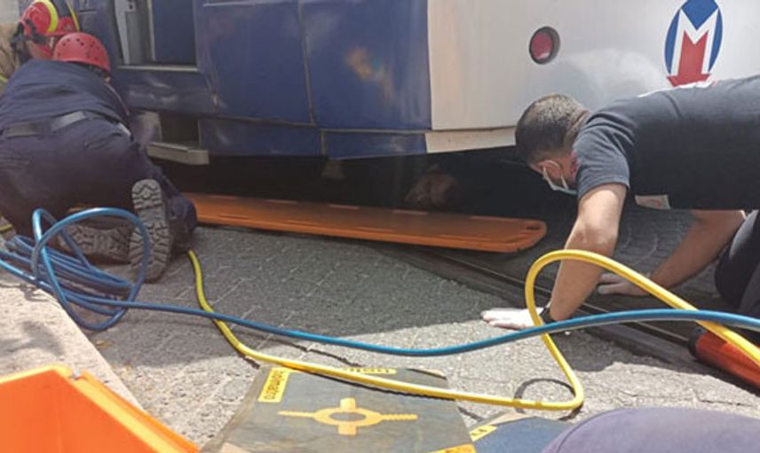 Haseki'de Tramvayın Altında Kalan Vatandaş Ağır Yaralandı