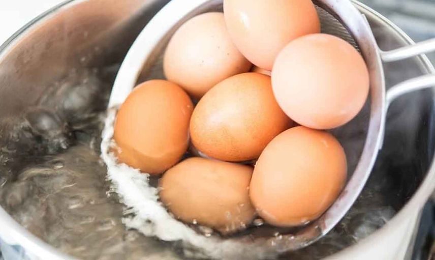 Haşlanmış yumurtanın suyunu lavaboya dökmeyin: Faydaları saymakla bitmiyor!