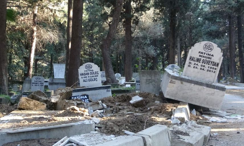Hatay depremleri mezarlıkları da vurdu: Bazı mezarlar yola kaydı