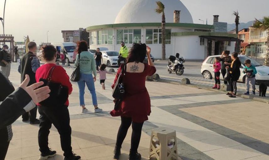 Hatay’da Denizde Kaybolan Çocuğu Polisler Buldu