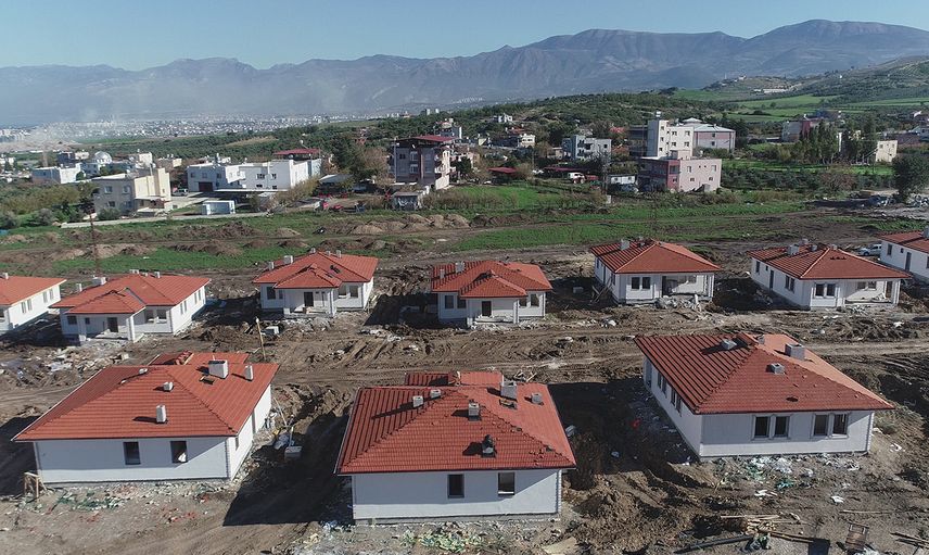 Hatay'da depremin yaraları sarılıyor: Vali ay sonunu işaret etti