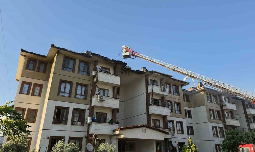 Hatay’da iki binanın çatısında yangın meydana geldi