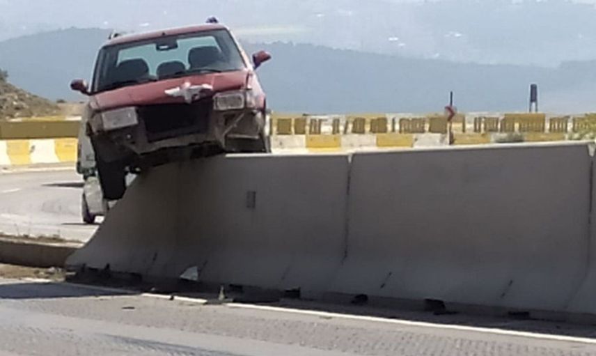 Hatay'da Kaza Yapan Araç Beton Bariyerde Asılı Kaldı