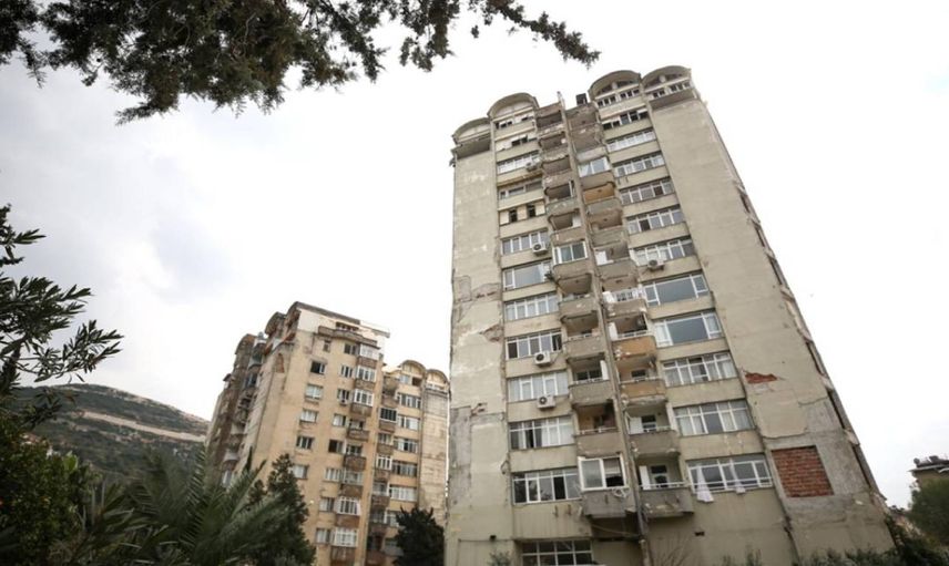 Hatay’da korku dolu anlar: 13 katlı bina toz yığınına döndü