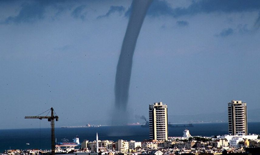 Hatay’da Korku Dolu Anlar! Deniz Üstünde Hortum Oluştu!