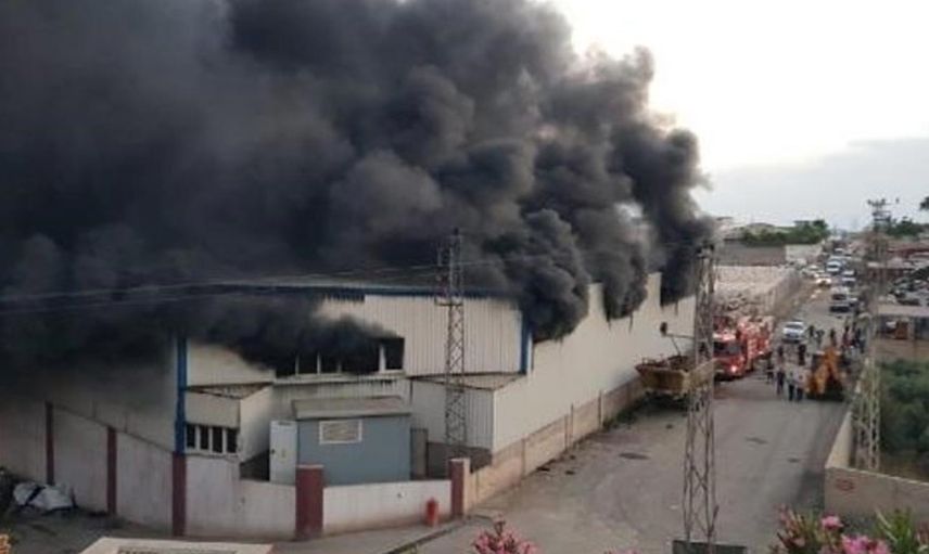 Hatay'da korkutan depo yangını! Gökyüzü siyaha büründü!