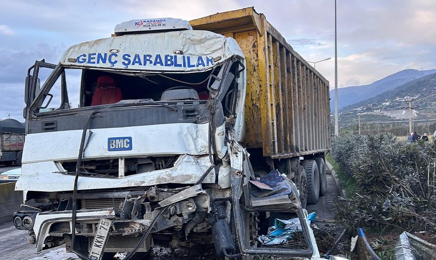 Hatay'da korkutan kaza! Tır ile kamyon birbirine girdi