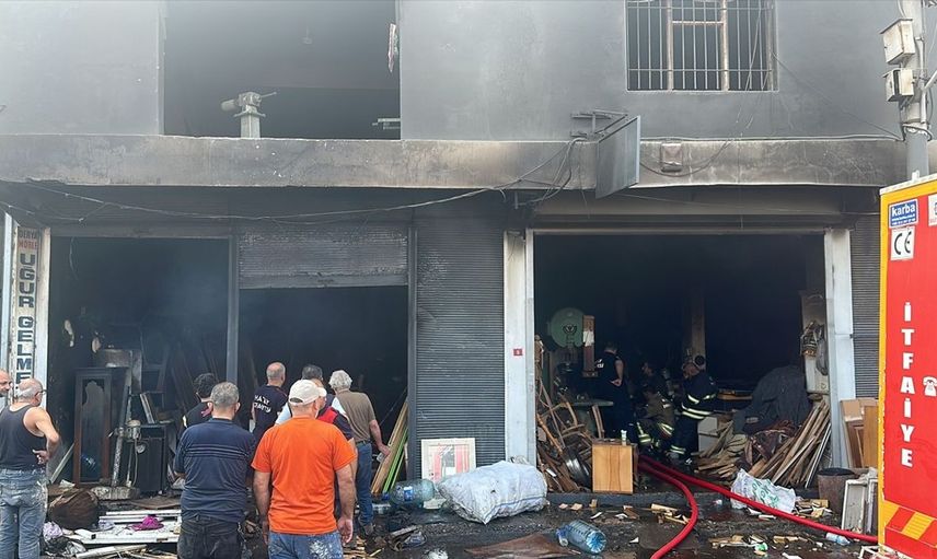 Hatay'da Mobilya Atölyesinde Yangın: İtfaiye Ekipleri Müdahale Etti