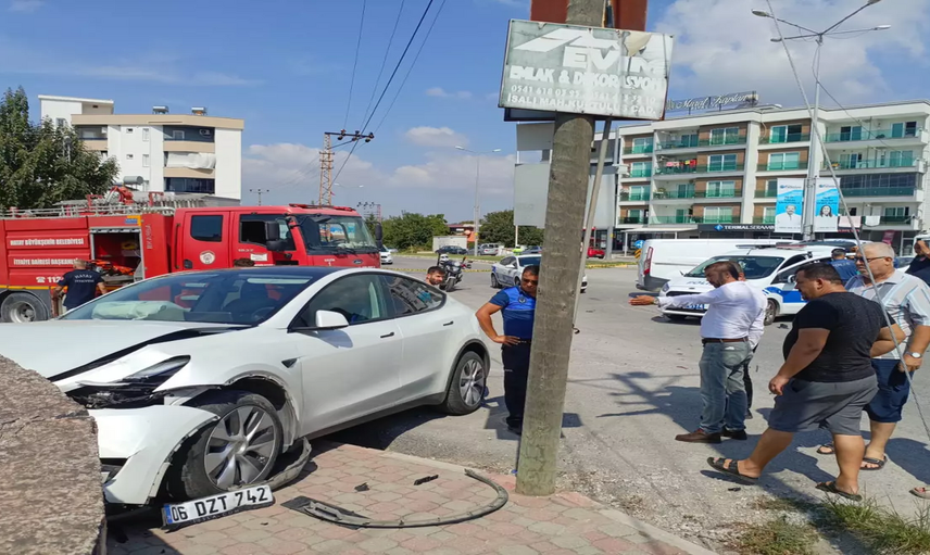 Hatay'da Polis Aracı ile Otomobil Çarpıştı: 5 Yaralı