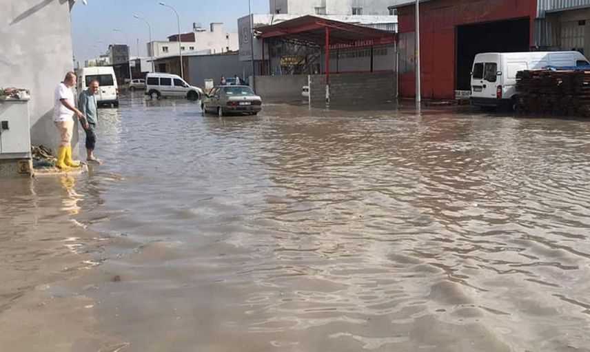 Hatay'da Şiddetli Sağanak: Yollar Göle Döndü!