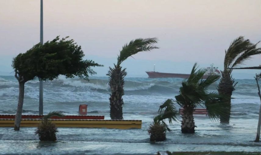 Hatay’da şiddetli yağış etkili oldu: İskenderun’dan deniz ile kara birleşti