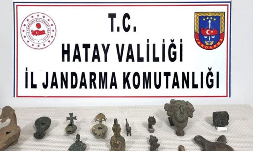 Hatay’da Uyuşturucu Ararken Tarihi Eser Yakaladılar