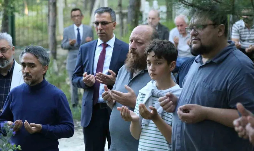 Hattat Muhittin Tanır'a vefa: 70 yıl sonra ta’lik hatla yazılan mezar taşı dualarla kabrine konuldu