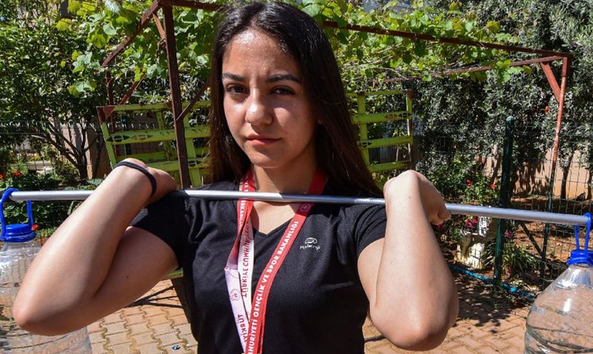 Hayallerinden Vazgeçmedi; Su Bidonlarıyla Çalıştı, Bronz Madalya Kazandı
