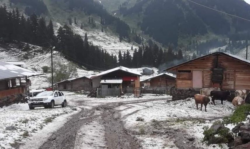 Haziran ayında her yer beyaza büründü: Sürücüler neye uğradığını şaşırdı