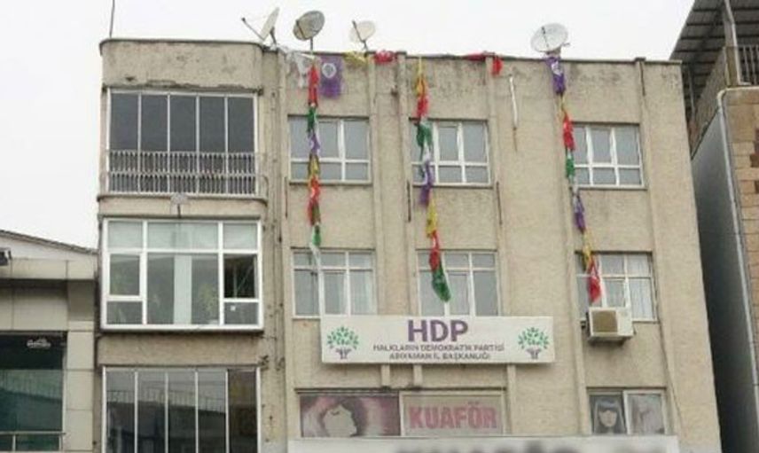 HDP İl Binasında Terör Örgütü PKK Paçavraları Yakalandı