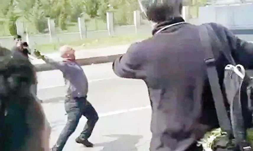 HDP Milletvekili Alican Önlü polise taşla saldırdı