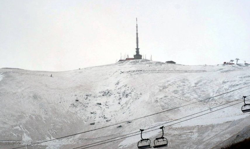 Her yer bembeyaz oldu: Erzurum’da sağanak kar yağışı