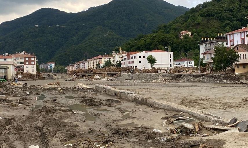 Artvin'de Heyelan Yolları Kapattı: Ulaşım Durdu