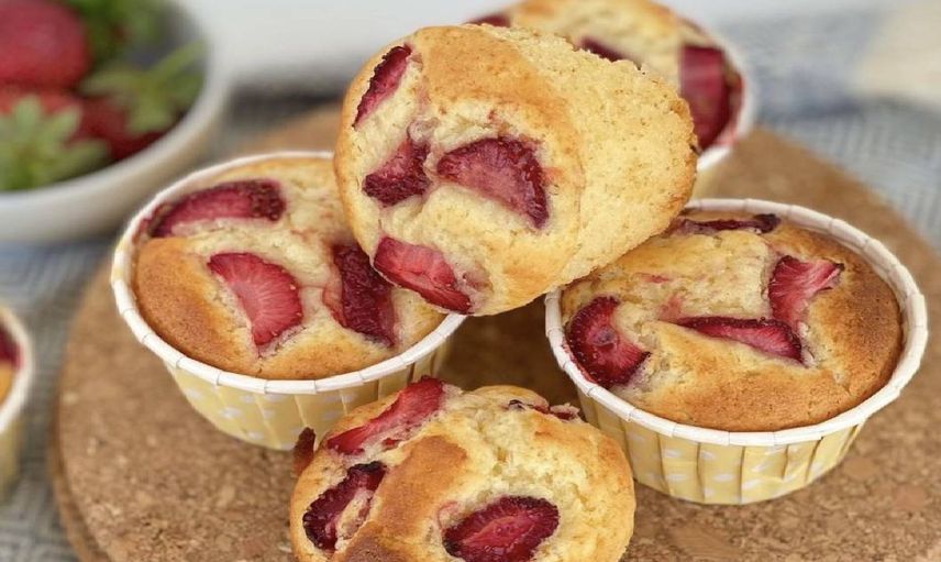 Hiç böyle muffin yediniz mi? Çilekli, çikolatalı muffin nasıl yapılır, malzemeleri nelerdir? Enfes lezzeti ile çilekli çikolatalı muffin tarifi