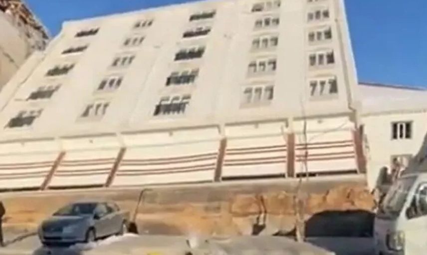 Hiçbir hasar görmedi: Temelden yana yattı