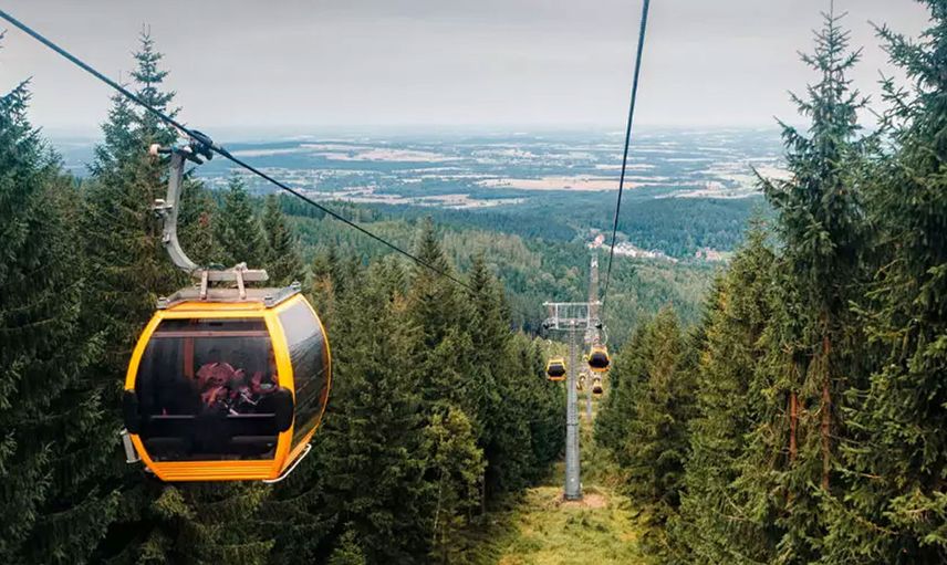 Hindistan’da dehşet anlar: Havada asılı kalan teleferikte adeta can pazarı!