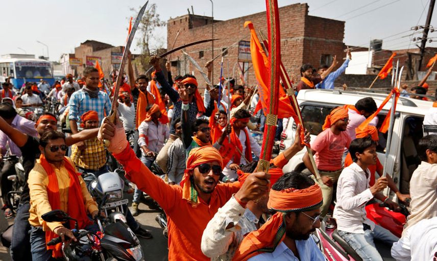 Hindistan'da Hindu Milliyetçisi Grup RSS Üyeleri, Müslümanları Sokak Ortasında Dövüyor!