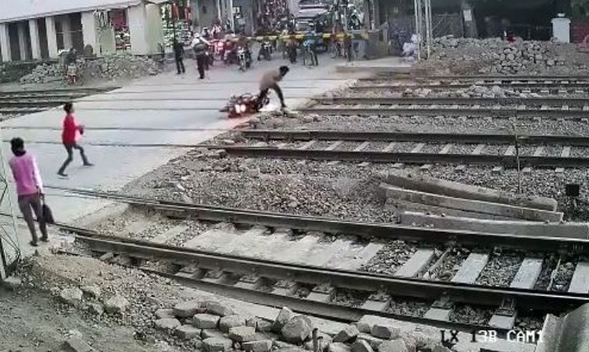 Hindistan’da Motosiklet Kazası: Sürücü Trenin Altında Kalmaktan Son Anda Kurtuldu!