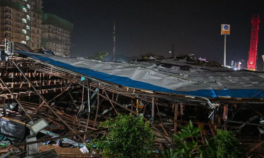 Hindistan’da reklam panosu insanların üzerine devrildi: 8 ölü, 59 yaralı var