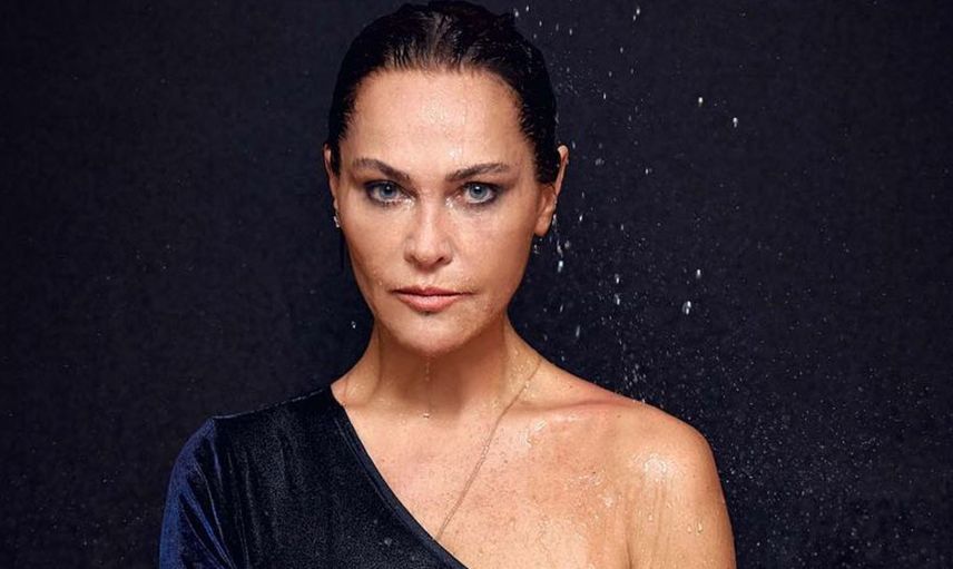 Hülya Avşar'dan Hayranlarına Soğuk Duş Etkisi! Transparan Elbisesiyle Sahnede Şov Yaptı